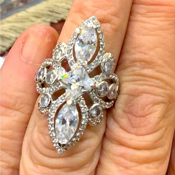 Size 5 statement cluster ring marquis . square and rounds make up this beauty - Picture 1 of 4